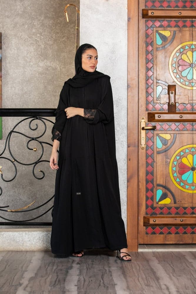 عبايه بكسرات سفليه و كم دانتيل