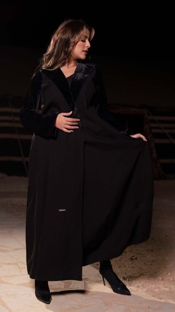 عباية شتوية بياقه واكمام قطيف