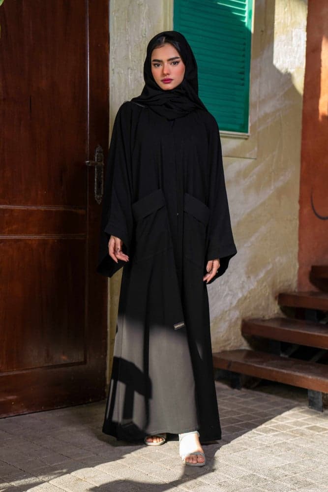 عباية بجيوب عملية وفضفاضة