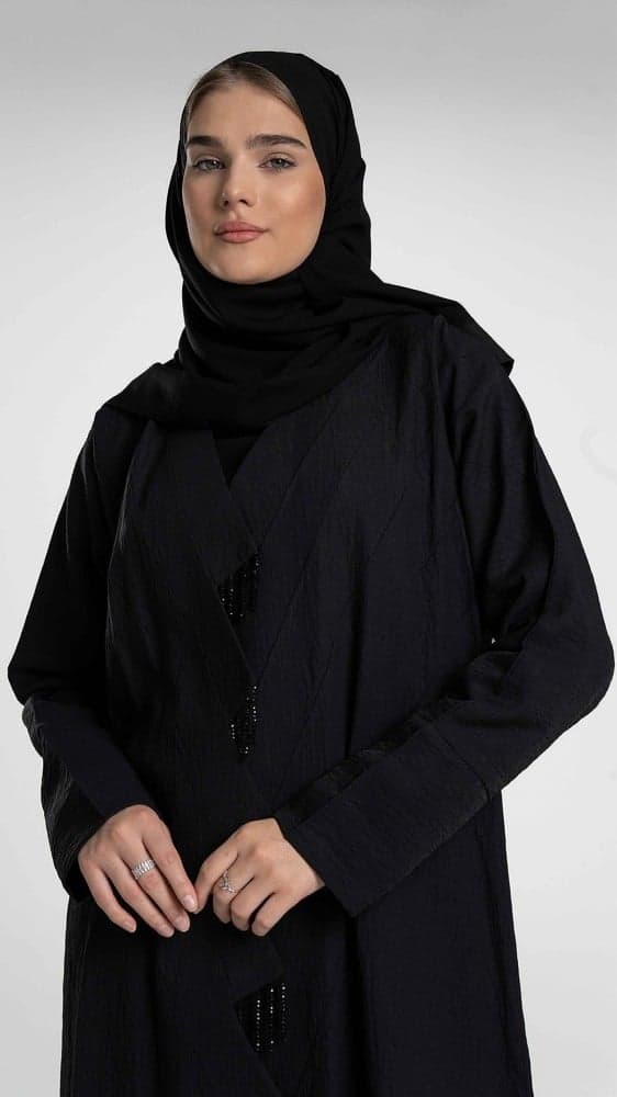 عباية بقصة مزينة بشك