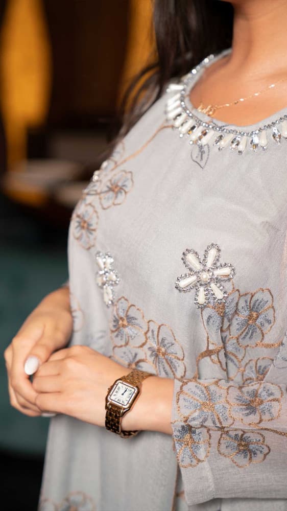 جلابية مطرزة مع فستان داخلي