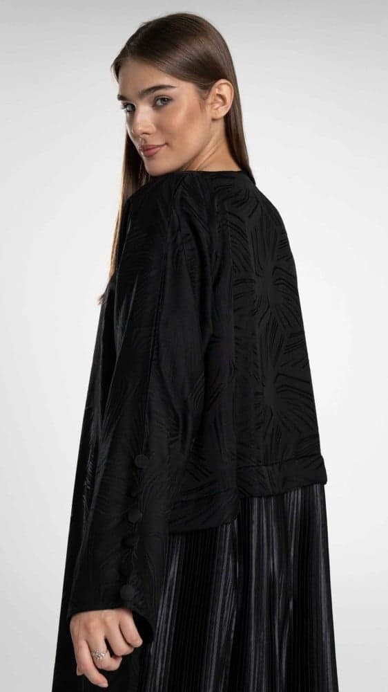 عباية بلمعة خفيفة وبكسرات من الخلف