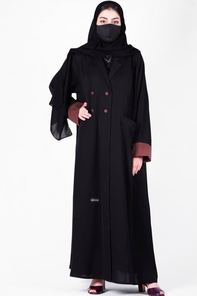 عبايه جاكيت مزينه باللون البني ولها جيوب