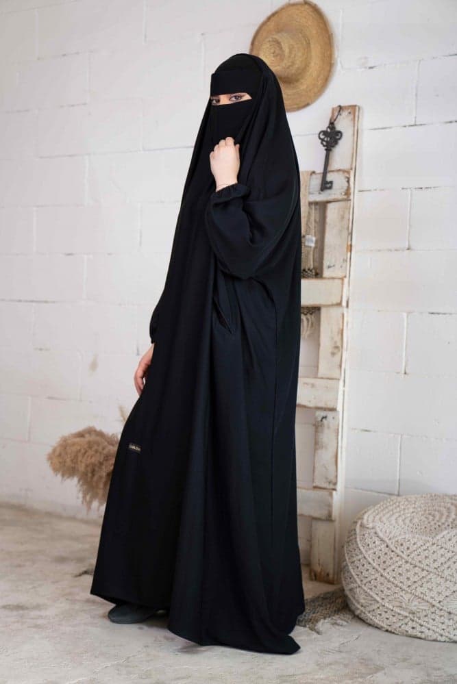 عباية رأس كم مطاط وجيوب امامية بربطة راس ثابتة