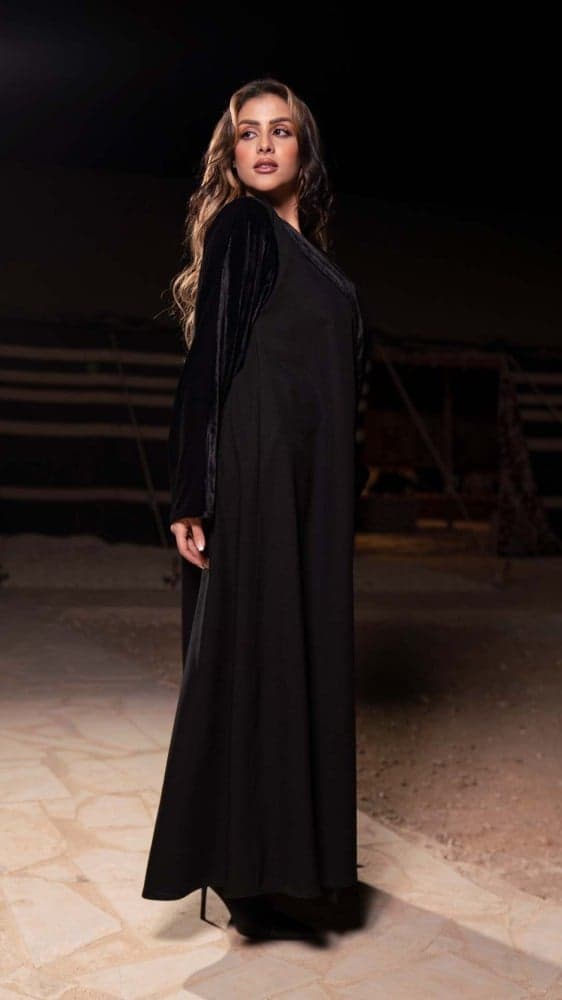 عباية شتوية بياقه واكمام قطيف