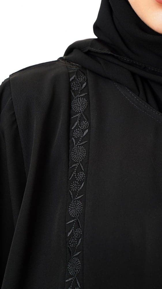 عباية بتطريز اسود
