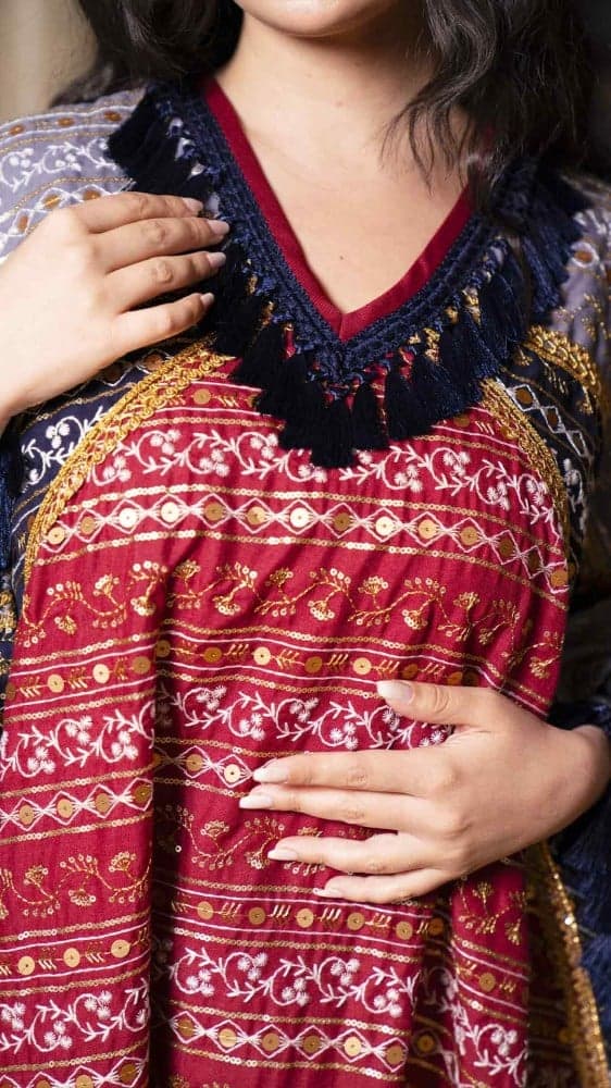 جلابية مطرزة بقصة واسعة