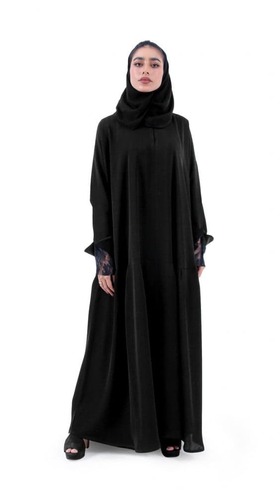 عبايه بكسرات سفليه و كم دانتيل