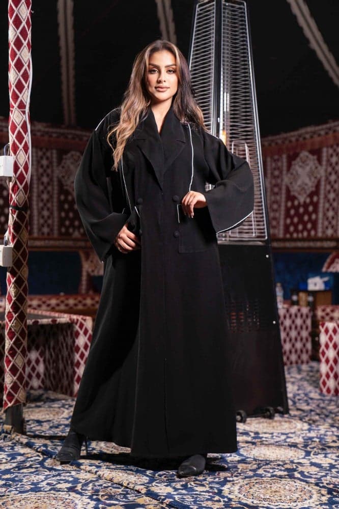 عباية شتوية بحواف بيضاء وجيوب