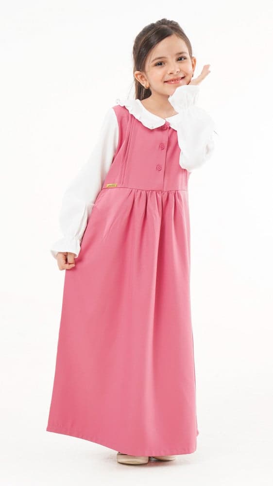 مريول ابتدائي بلون وردي وقميص مشبوك