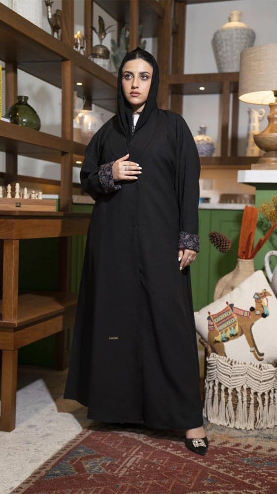 عباية بياقه رسمية واكمام ملونة