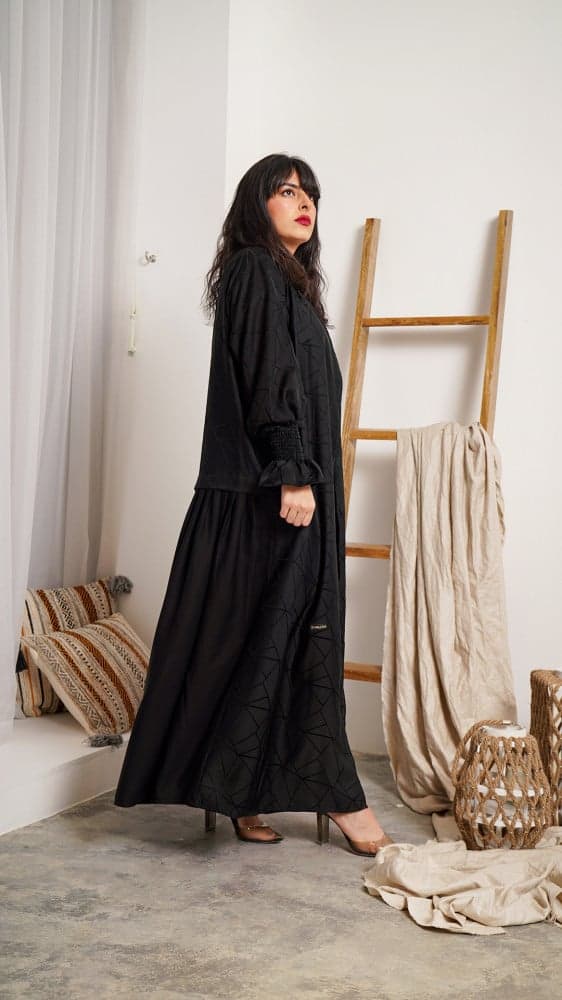 عباية سوداء فخمة برسوم هندسية و كسرات من الخلف