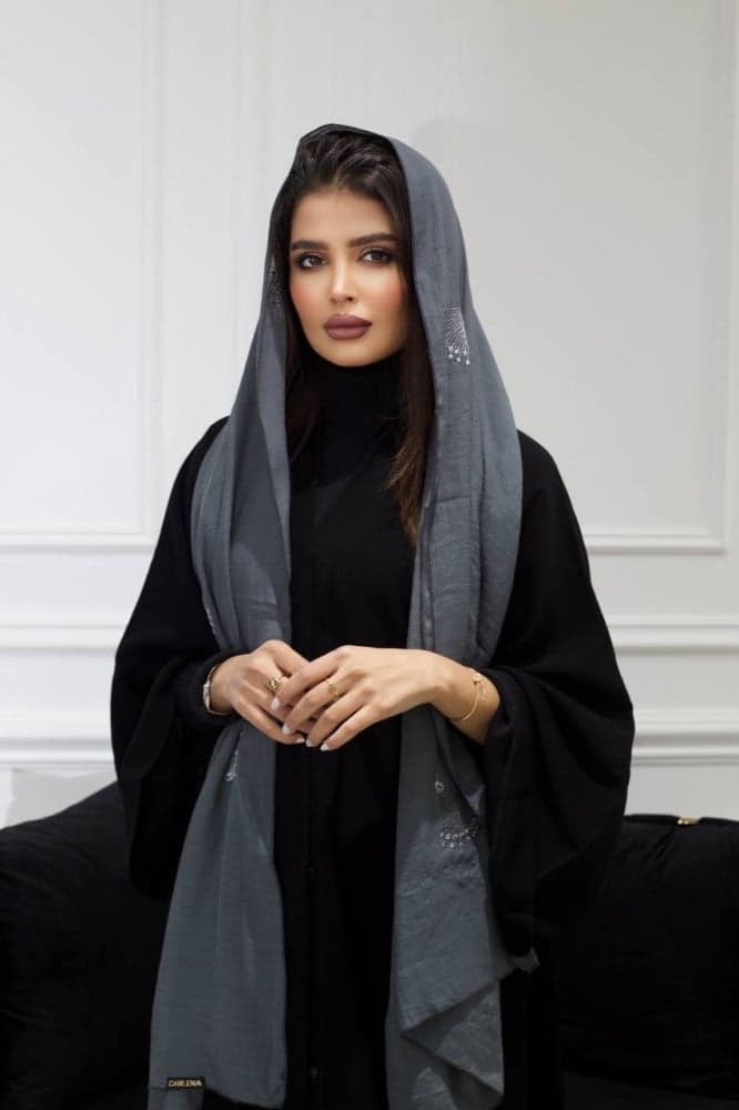 طرحة بلون رمادي مطرزة بأبيض