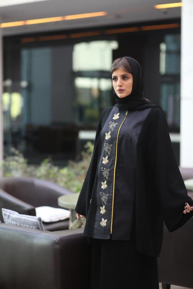 عبايه بسحاب قطعتين منفصلة ومطرزة