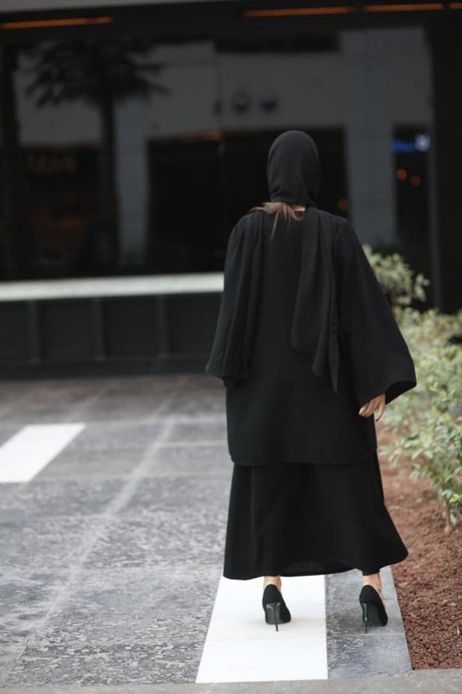 عبايه بسحاب قطعتين منفصلة ومطرزة