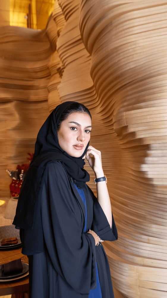 عباية سوداء وطقم بنطلون وبلوزة أزرق