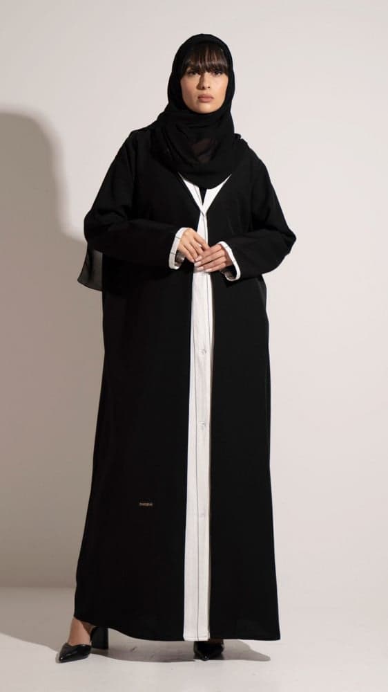 عباية رسميه بقطعة مشبوكه فيها مقلمه