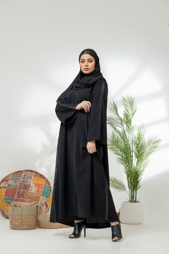 عباية عملية مزينه بشريط مطرز