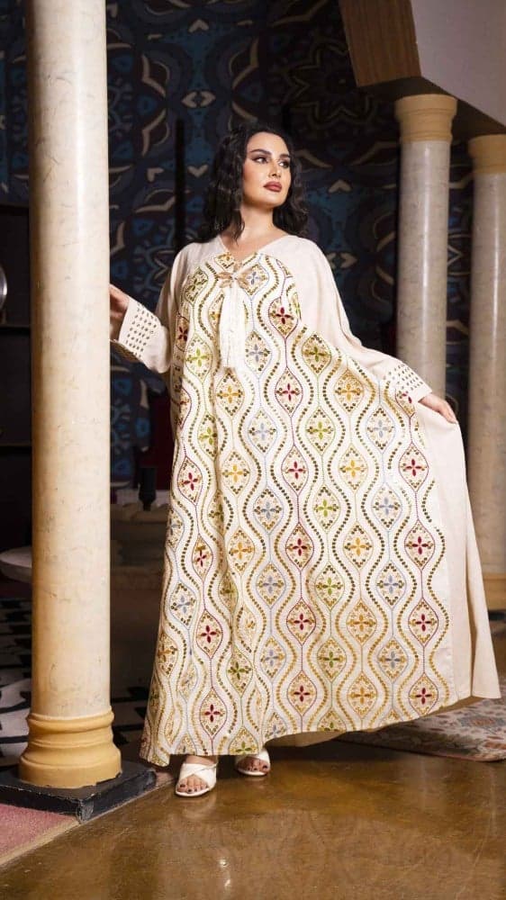 جلابية مطرزة بقصة واسعة