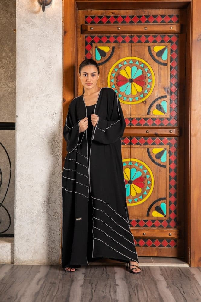 عباية سوداء فخمة بخطوط بيضاء