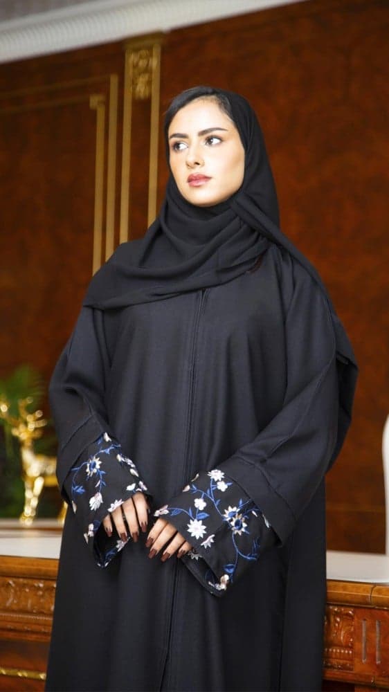 عباية باكمام متنوعة ومطرزة