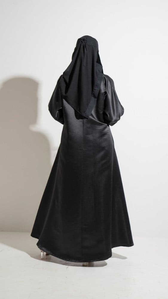 عباية سوداء لامعه باكمام شك