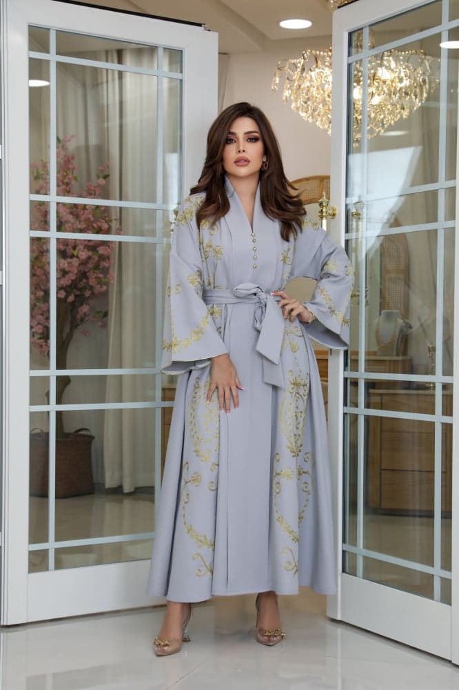 جلابية بتطريز ذهبي وحزام ربط