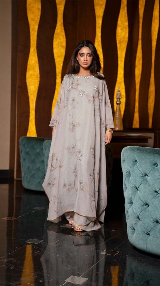 جلابية مطرزة مع فستان داخلي