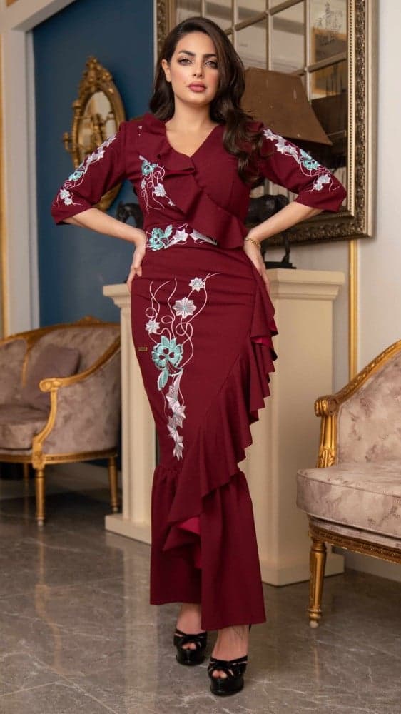 فستان عنابي مطرز