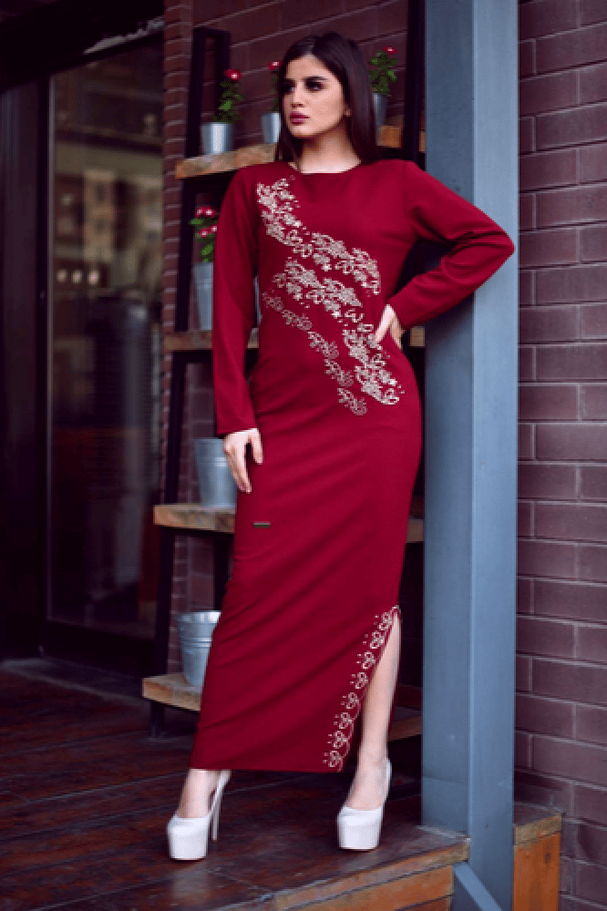 فستان عنابي مطرز ذهبي