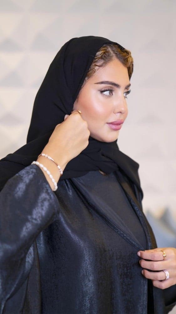 عباية بشت سوداء بخامة لامعة