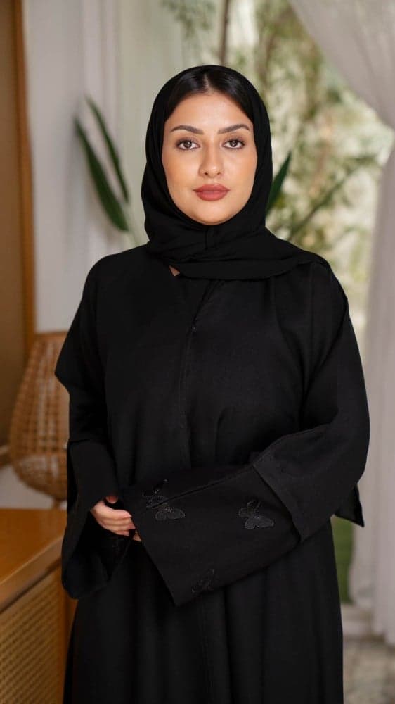 عباية ب 3 اكمام مطرزة