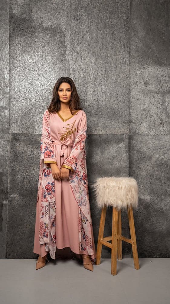 جلابية بنقوش ورد