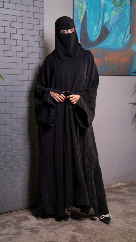 عباية فضفاضة باكمام مطرزة