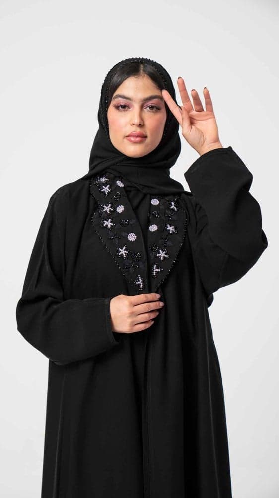 عباية سوداء بياقة شك