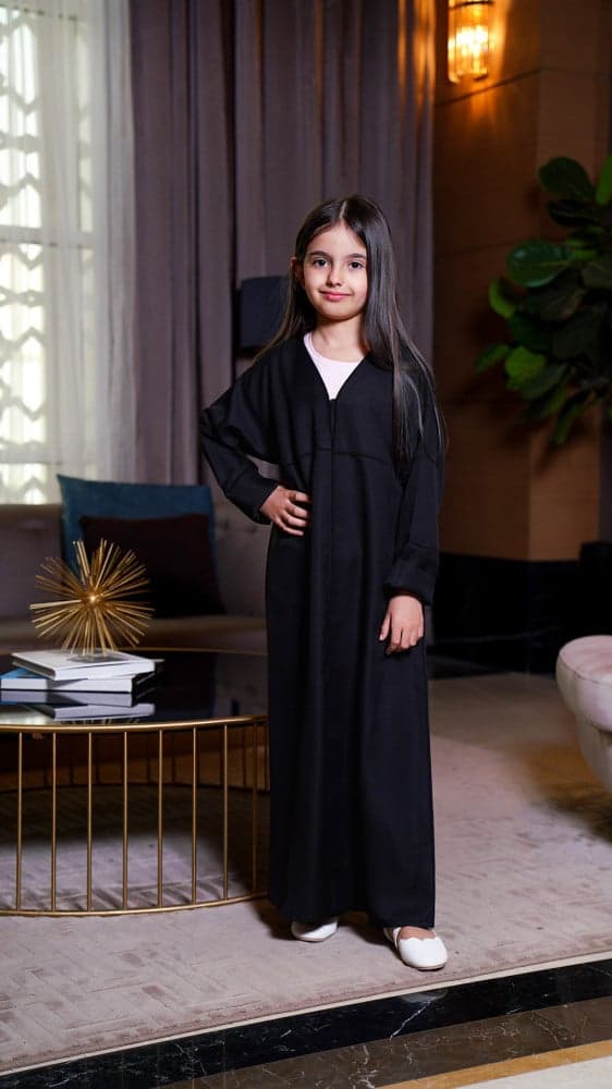 عباية بناتي ساده بخط فاصل ع الصدر