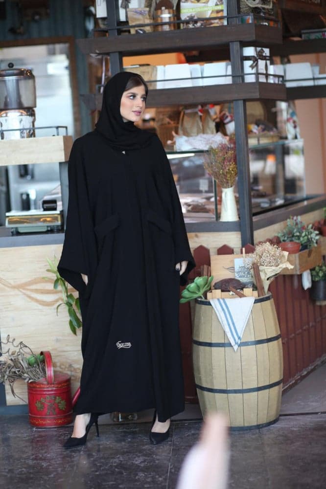 عباية بجيوب عملية وفضفاضة