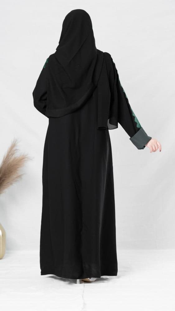 عباية مطرزة باللون الزيتي