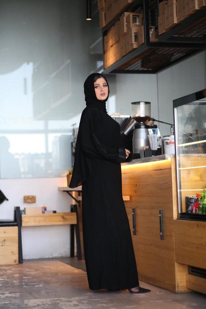 عبايه بأكمام من الشانتون