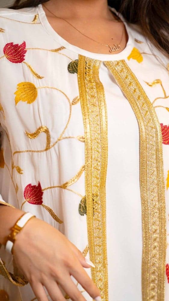 جلابية ابيض بتطريز ملون