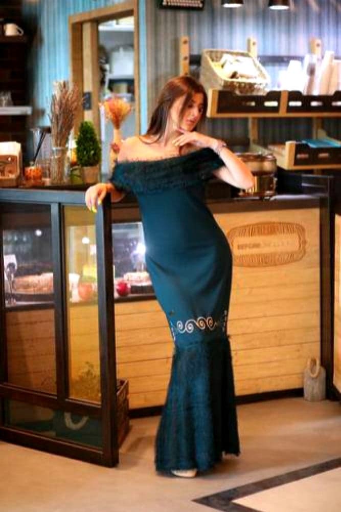 فستان زيتي طويل بقصة ناعمة