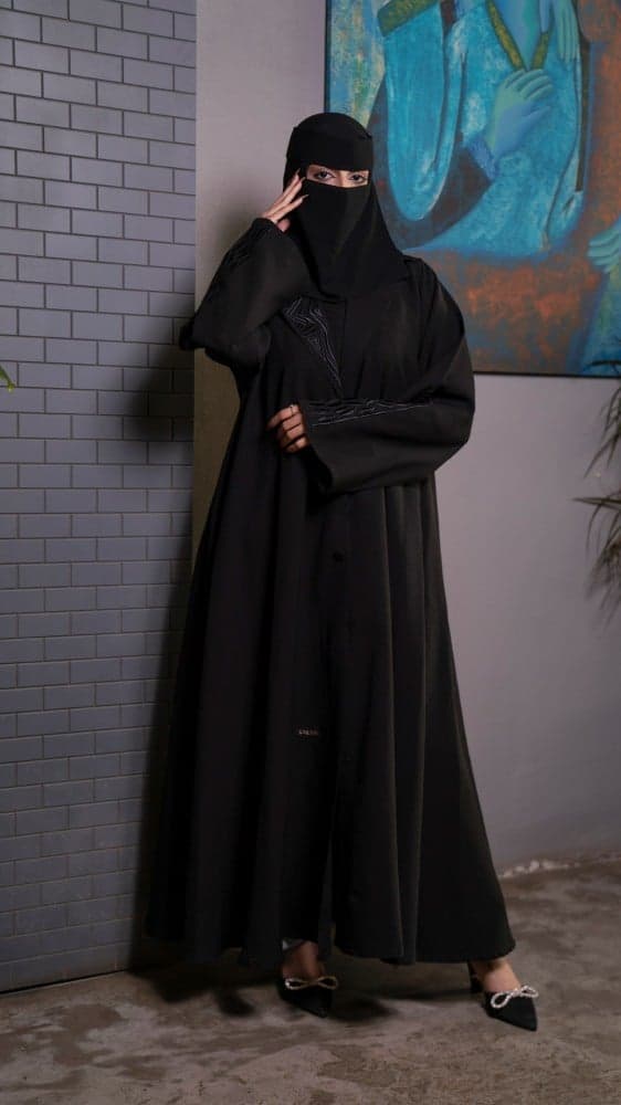 عباية سوداء بياقة رسمية مطرزة