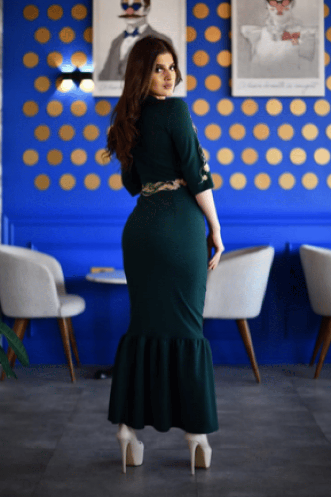 فستان زيتي مطرز بتصميم كلاسيك