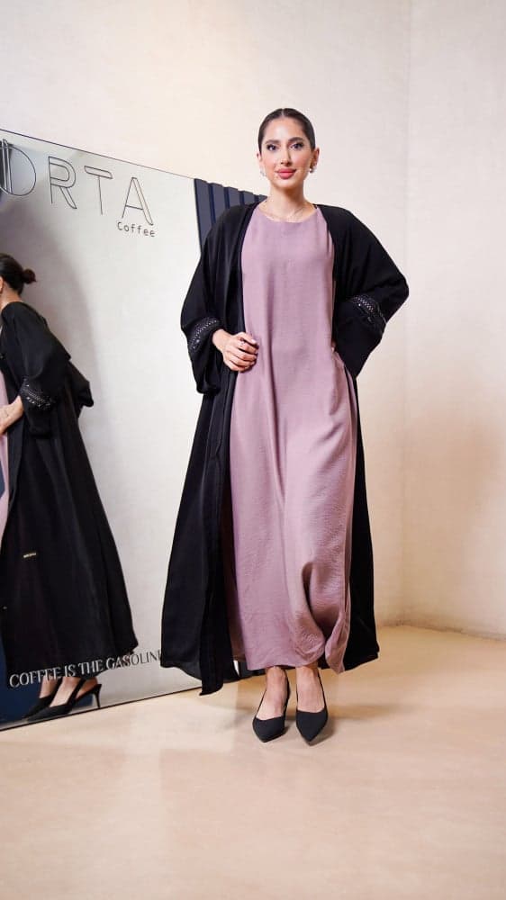 عباية سوداء مع فستان وردي