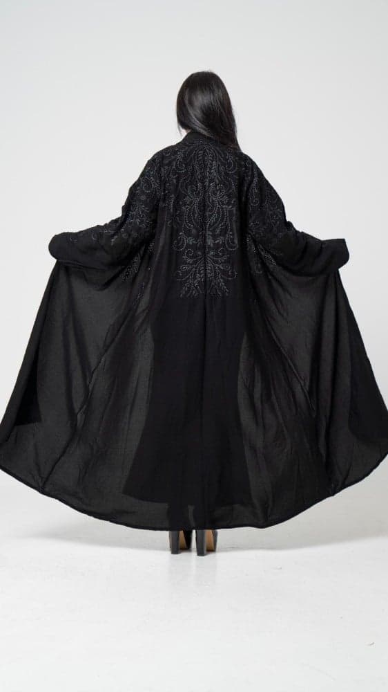 عباية مطرزة على الأكتاف