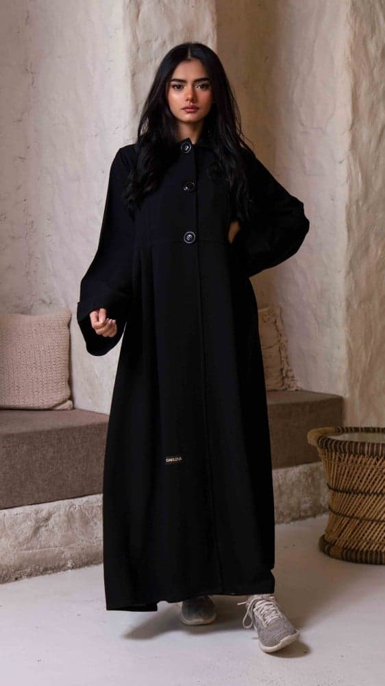 عباية عملية بأزرار عند الصدر