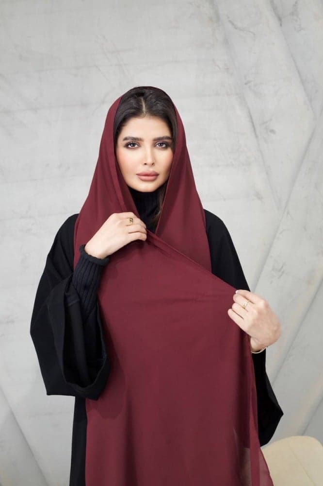 طرحة بلون عنابي