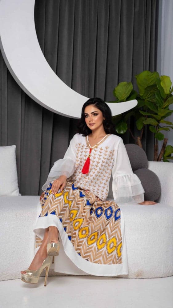 جلابية ابيض بنقوش الوان