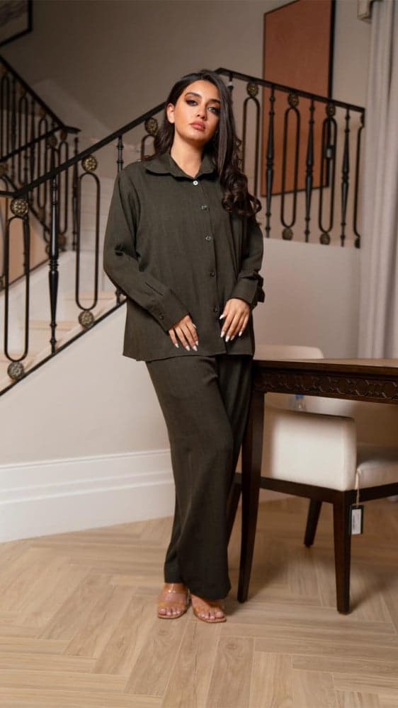 طقم قميص وبنطلون زيتي