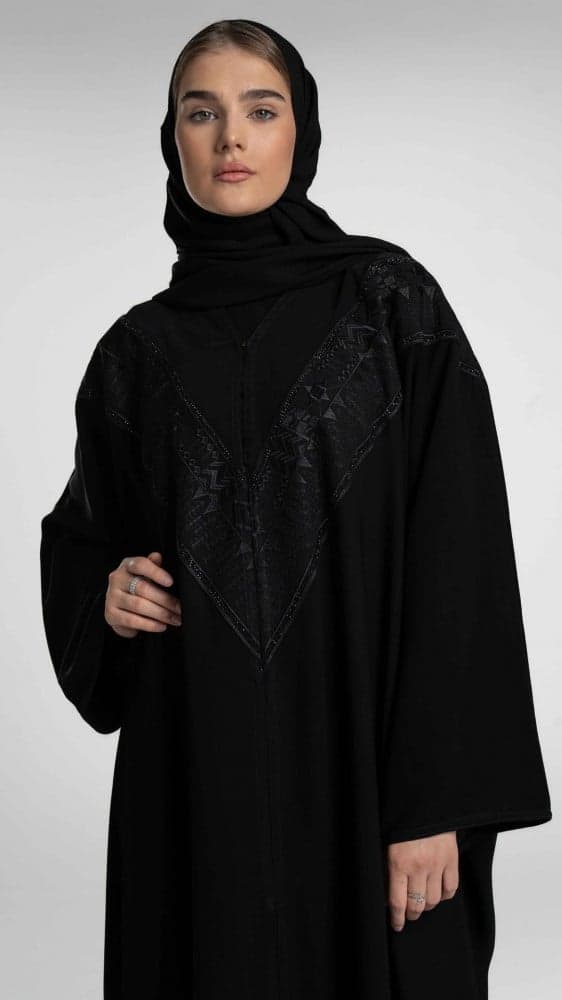 عباية سوداء بتطريز مثلث